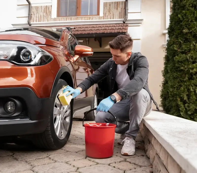 Lavage auto à domicile Mont-Saint-Sulpice : professionnel intervenant sur un véhicule